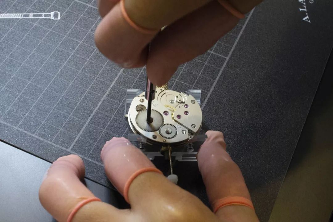 手表洗油保养视频,浪琴手表洗油保养价格