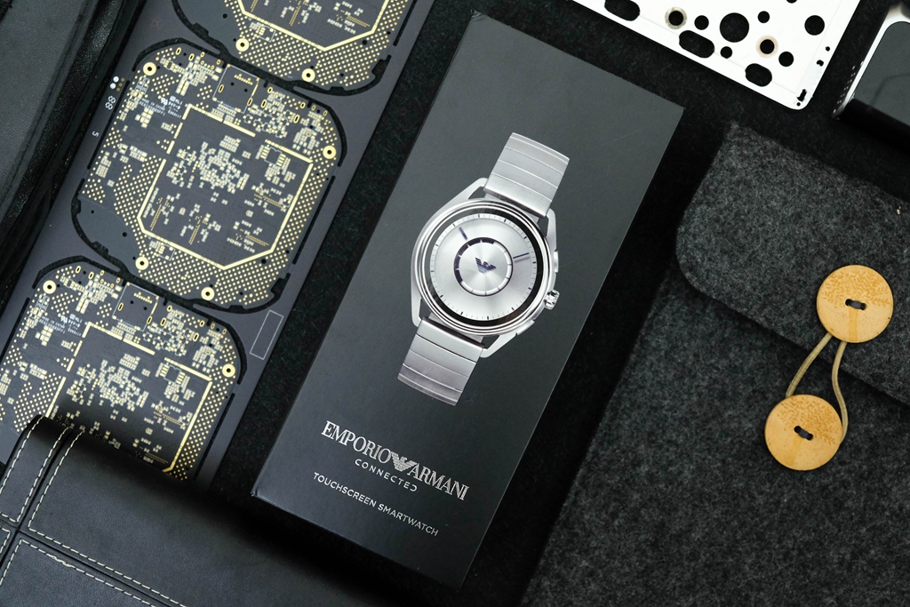 何必花钱买AppleWatch,阿玛尼智能触屏腕表难道不出色?