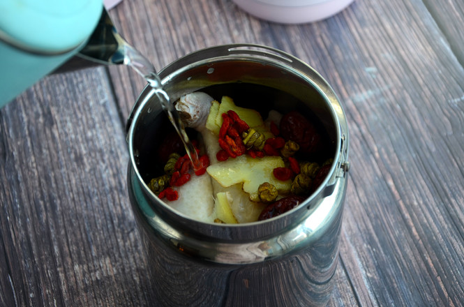 你还在厨房里汗流浃背地煲汤吗？试试这款焖烧锅，让你美美哒喝汤