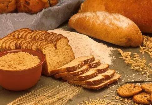 小学生营养餐成半碗素面,儿童午餐肉拌饭