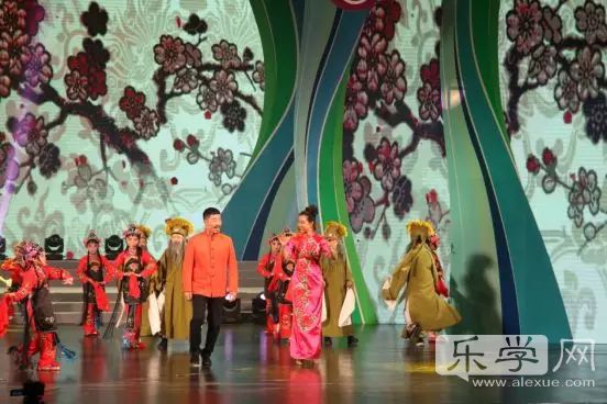 中小学生共庆国庆节舞蹈,小学师生载歌载舞礼赞新中国