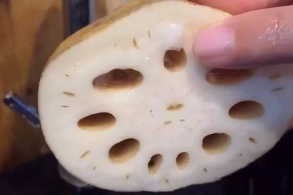 莲藕孔又脏又难清洗?水里加2样东西,泡3分钟就干净了,涨知识了