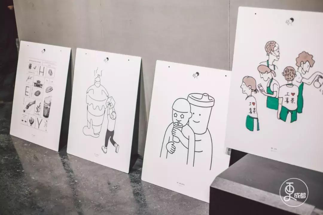 今天刷爆成都人朋友圈的网红奶茶店，卖起了五粮液水果茶和川菜！