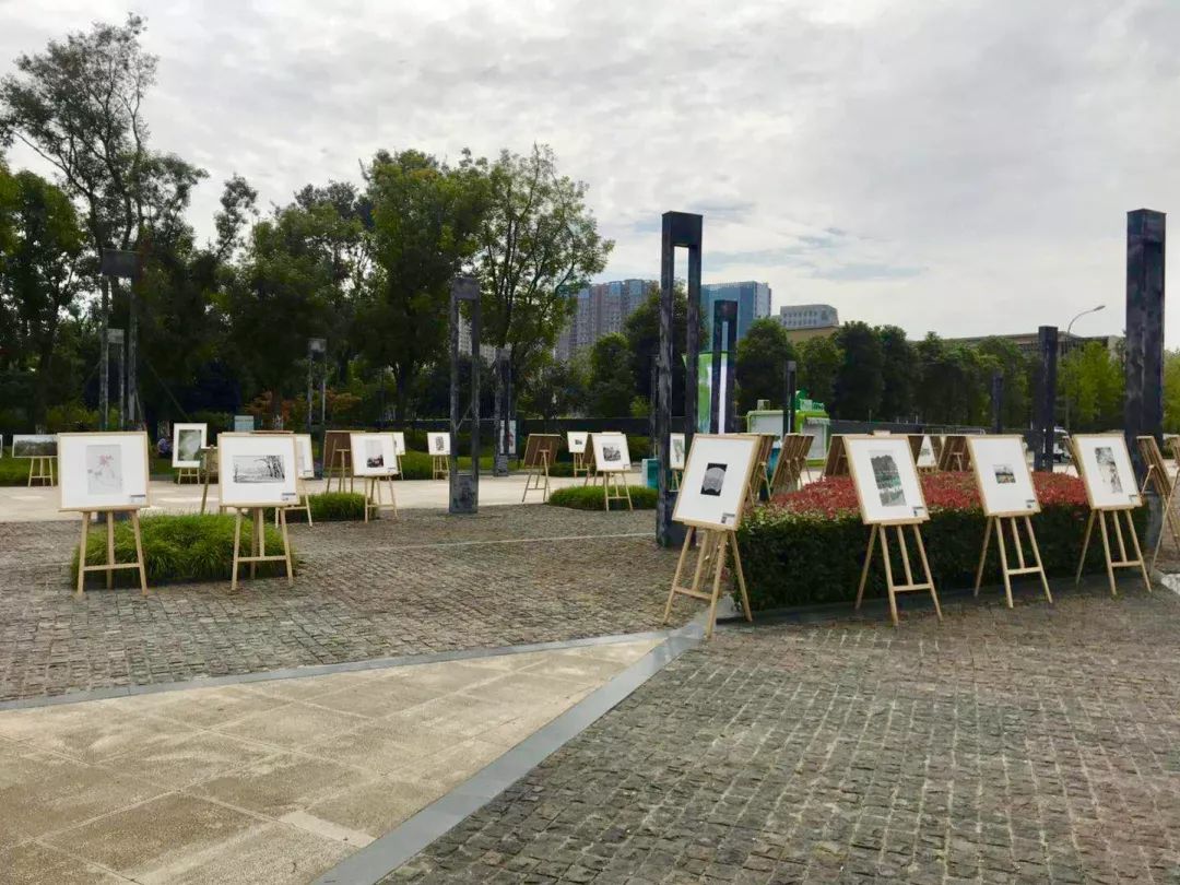 绿·道——天府绿道采风写生作品展巡展亮相锦城湖，小朋友们写生忙