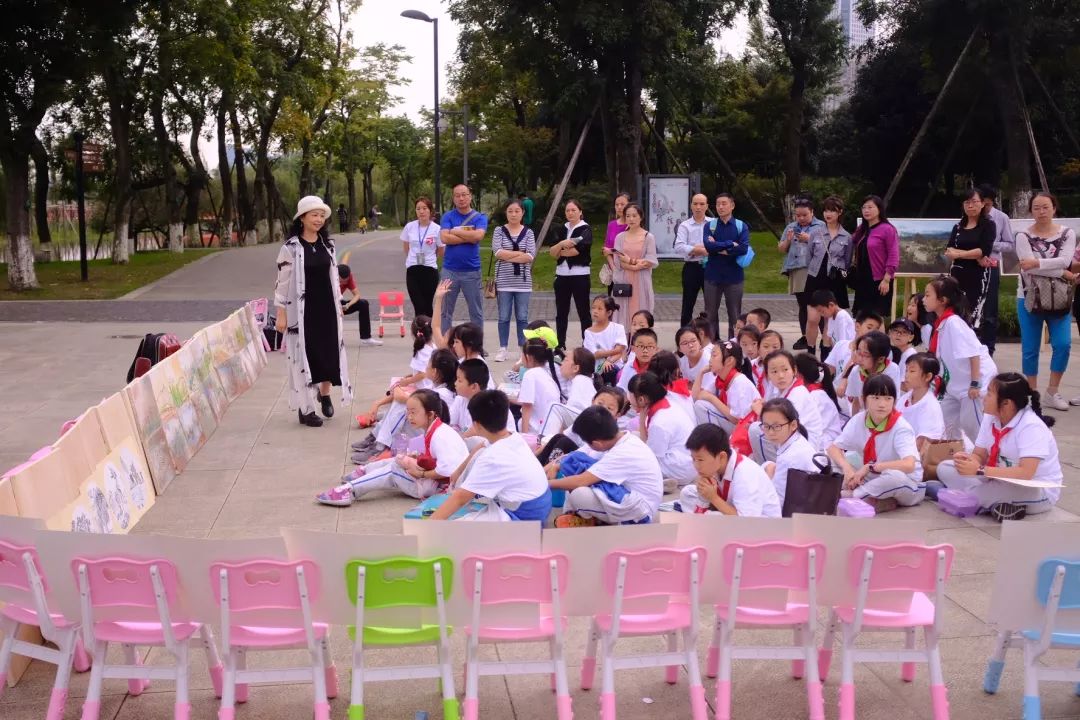 绿·道——天府绿道采风写生作品展巡展亮相锦城湖，小朋友们写生忙