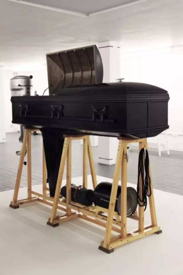 到底发生了什么？他把12个前女友都做成了高跟鞋？到底是真的假的