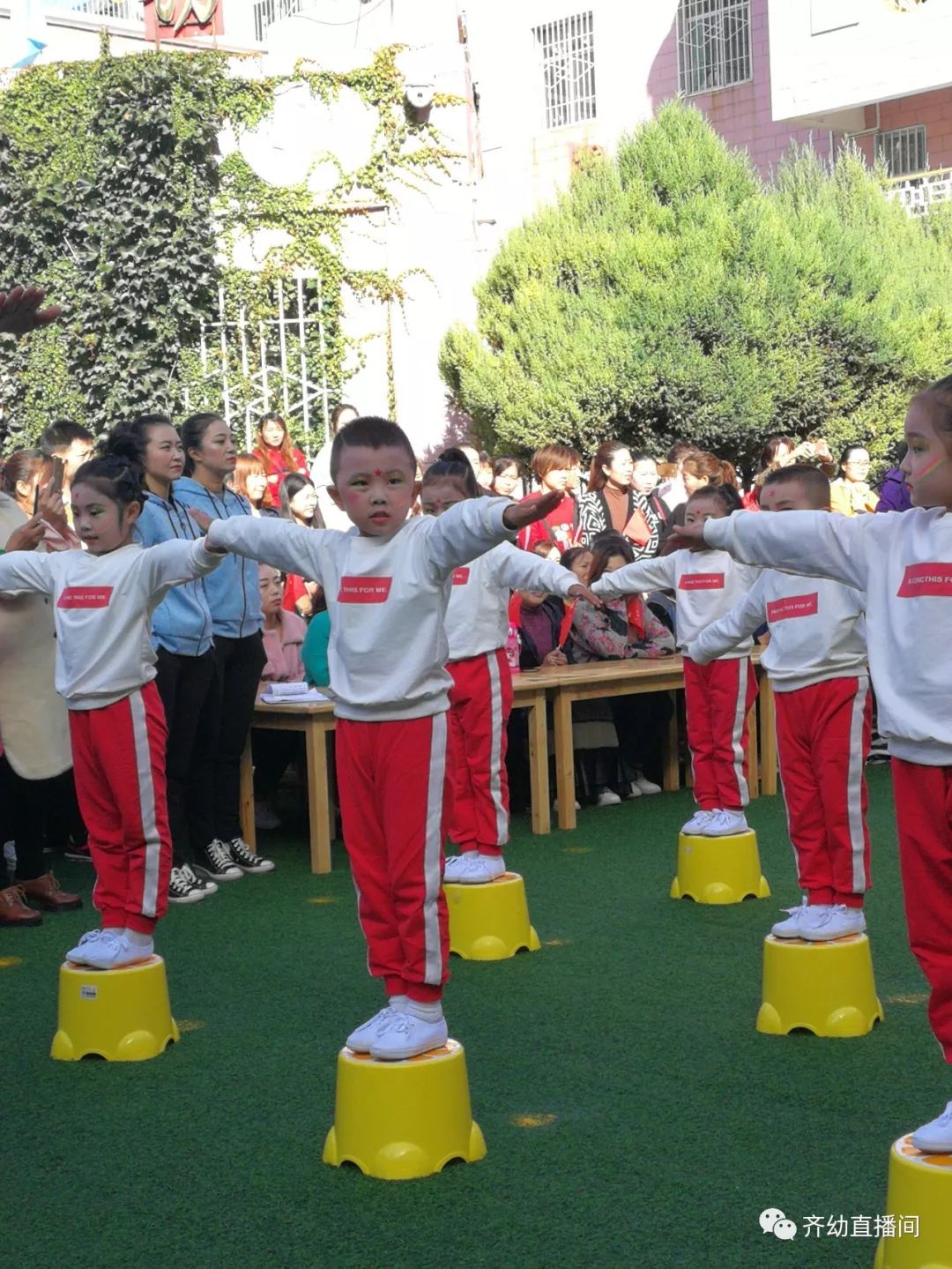 迎国庆健身操表演视频幼儿园,幼儿园大班器械操国庆串烧