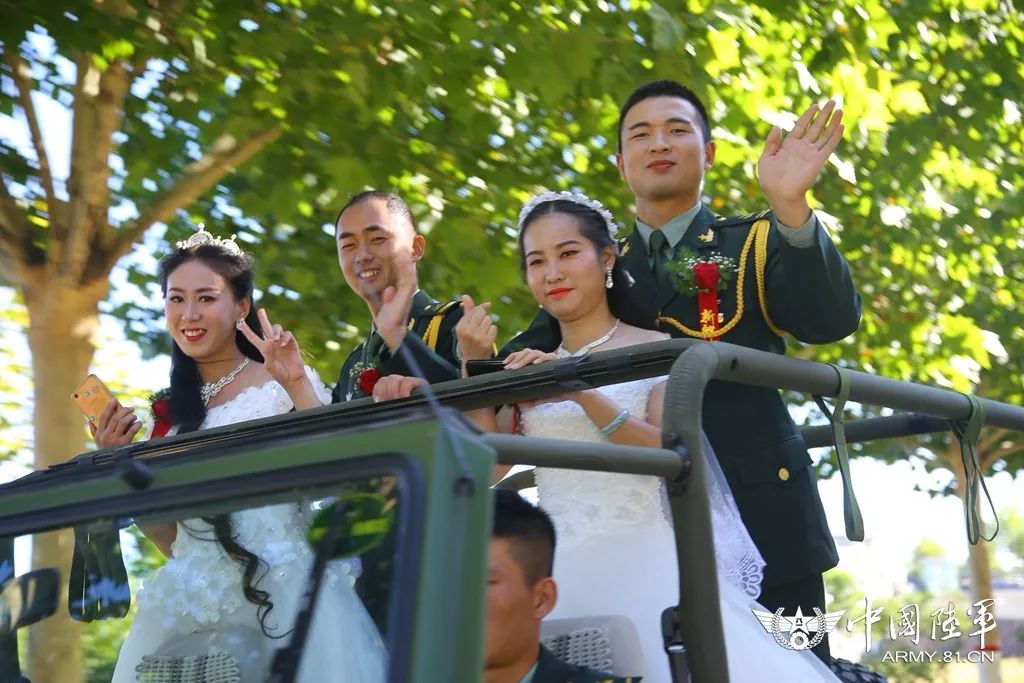 军旗为证，战友为媒：你嫁给爱情的样子，真美！
