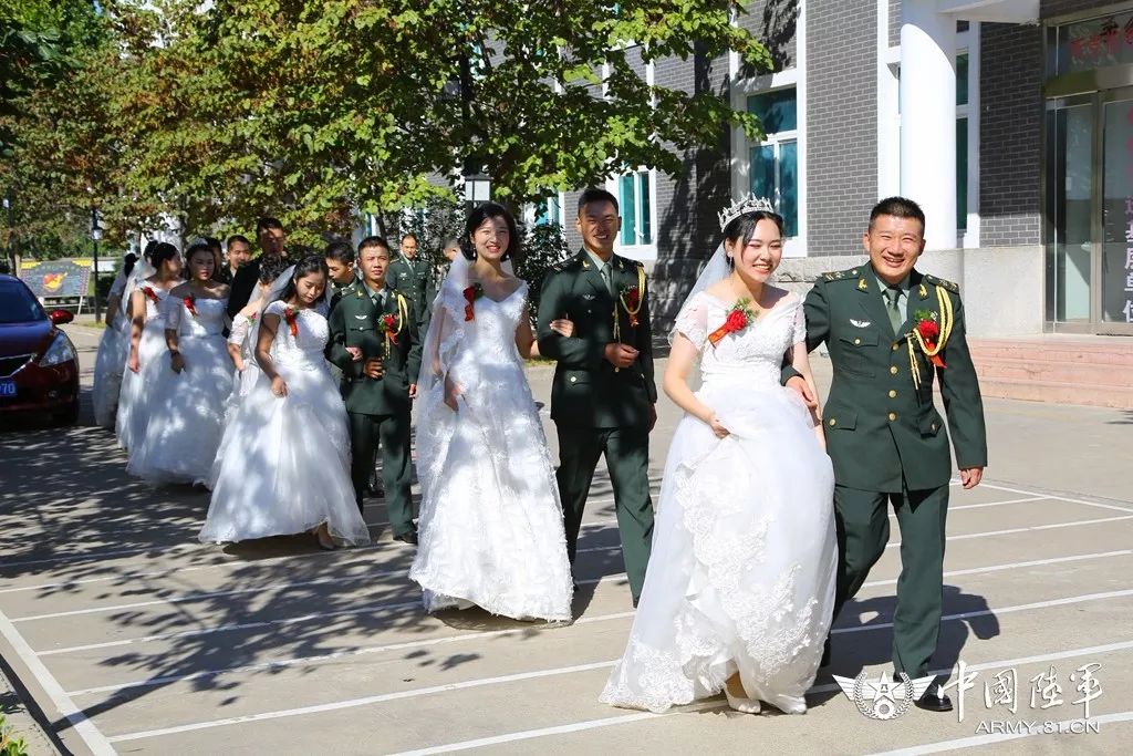 军旗为证，战友为媒：你嫁给爱情的样子，真美！