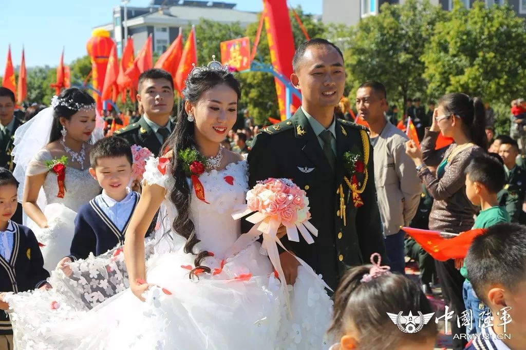 军旗为证，战友为媒：你嫁给爱情的样子，真美！