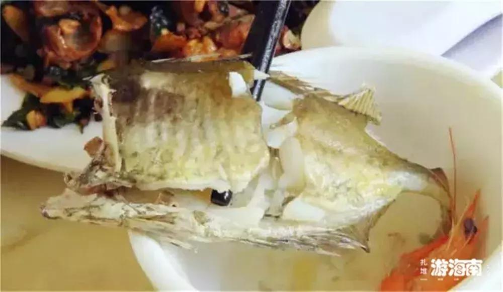 三亚火车头万人海鲜广场哪家好吃,在三亚3000元一桌的海鲜大餐