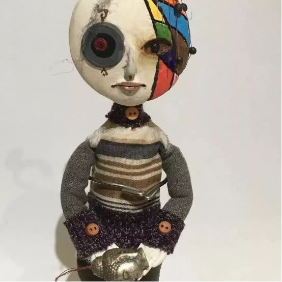 孩子用盒子建造废弃城市在家里,12岁男孩自己捡破烂