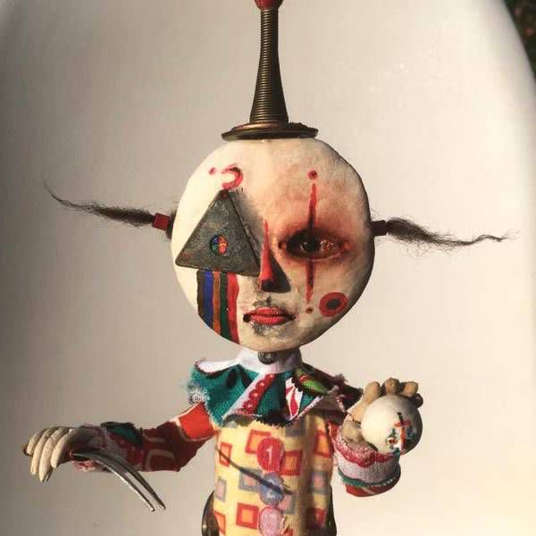 孩子用盒子建造废弃城市在家里,12岁男孩自己捡破烂