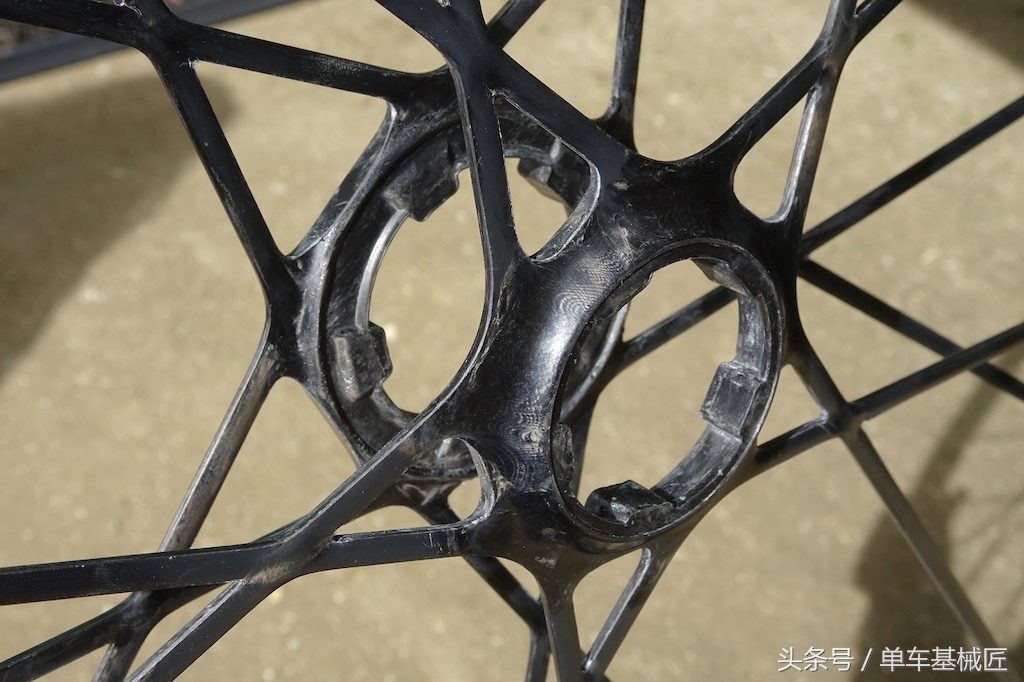 很粗的辐条公路车碳纤维轮组,碳纤维轮组辐条张力不够会怎么样