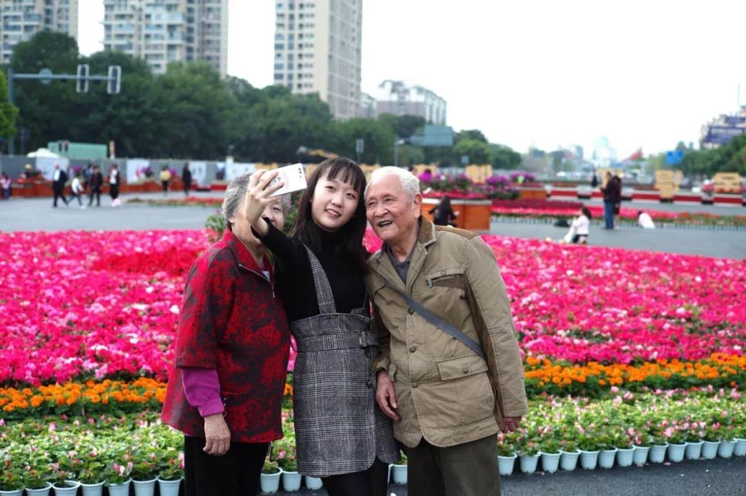 去外地旅游半路堵人,出去游玩堵在高速上怎么办