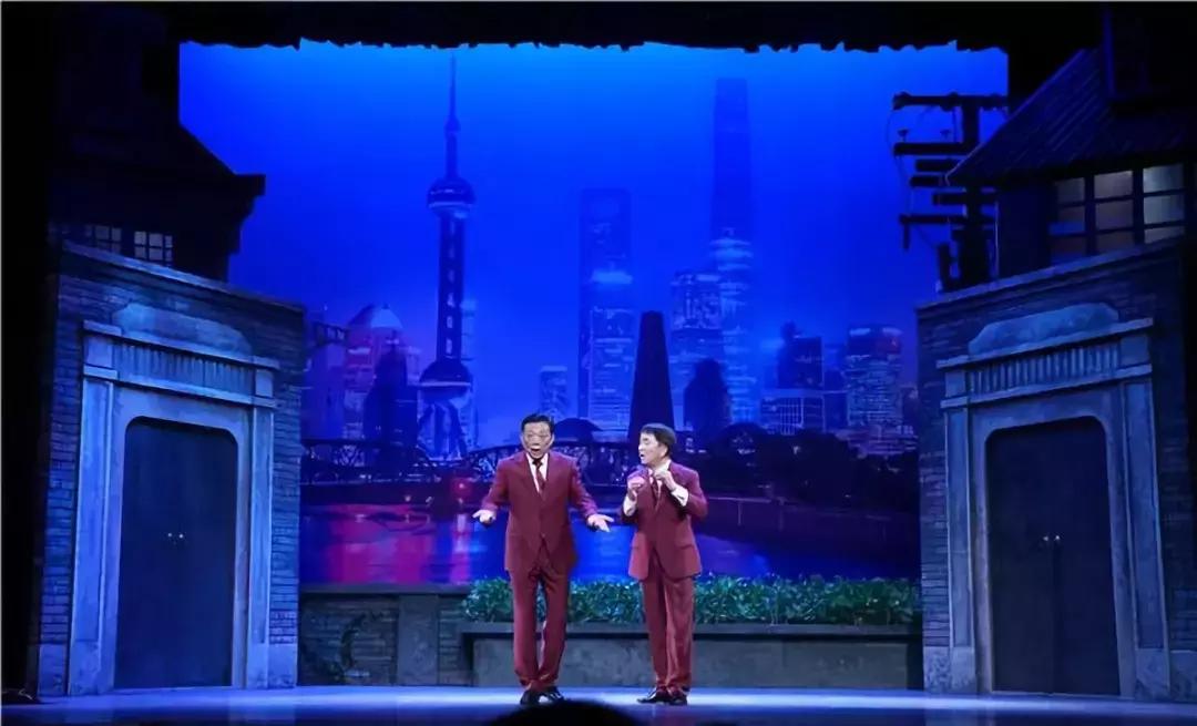 25年申花真铁杆“阿德哥”演出当面吐槽曹赟定“申花一直输球”