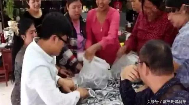 几十元低价翡翠是真是假,卖假翡翠的人收高价格能怎么处理