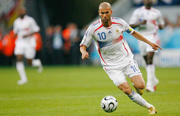 卡卡和皮尔洛哪个前腰厉害,足坛十大前腰卡卡