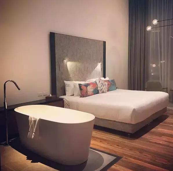 一个保姆游20多个国家，住七星酒店，吃米其林餐厅还拿年薪60万！