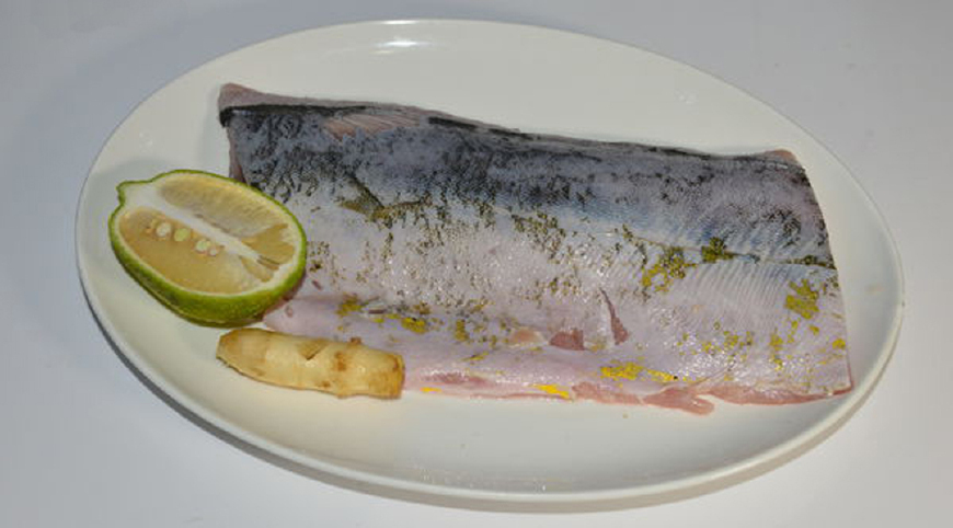 怎么煎鱼不粘锅放两次油,煎鱼要怎么样才不溅油到外面