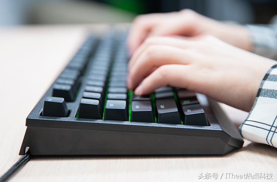 雷蛇入门机械键盘,雷蛇黑寡妇蜘蛛v3绿轴键盘测评