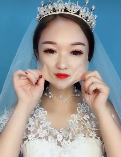 美女穿婚纱直播卸妆，先从脸上撕下一层皮，瞬间老了20岁