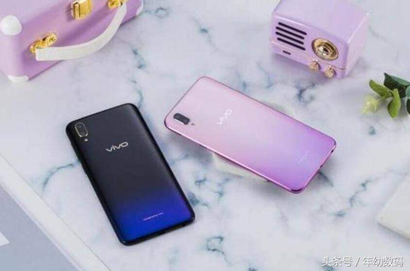 水滴屏和刘海屏哪个受欢迎,水滴屏比刘海屏好看