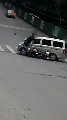 小伙骑摩托被撞飞右脚惨被撞断,重庆一男子骑摩托被撞下高架