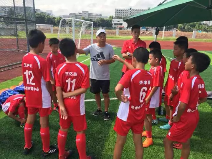 杭州有位“球痴”义务教学37年,没踢过一天职业球,却教出过国脚