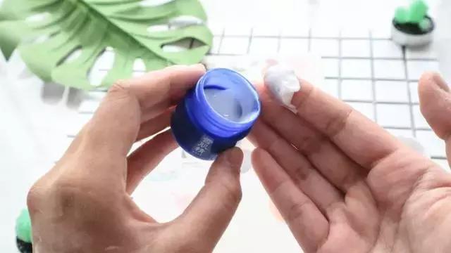 雪肌精护肤有依赖么,雪肌精酒精味很重对皮肤好吗