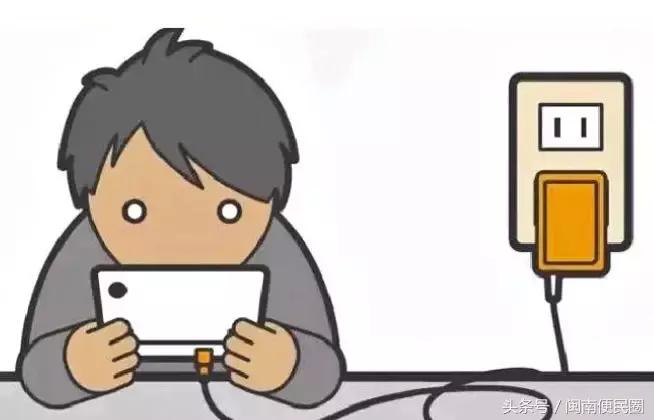 一女孩边充电边玩手机导致爆炸,一女孩边充电边玩充电器爆炸了