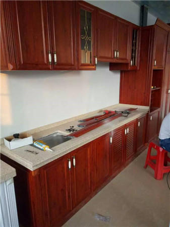 全铝橱柜好还是玻璃橱柜好,新房入住几个月你会发现很多坑