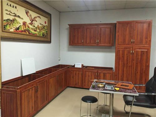 全铝橱柜好还是玻璃橱柜好,新房入住几个月你会发现很多坑