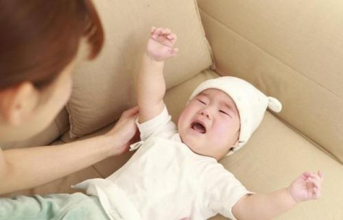 新生儿什么反应说明吃不够,新生儿这10个特殊表现是正常现象