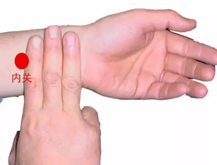 胃痛怎么办？名中医教你几个贴心小秒招