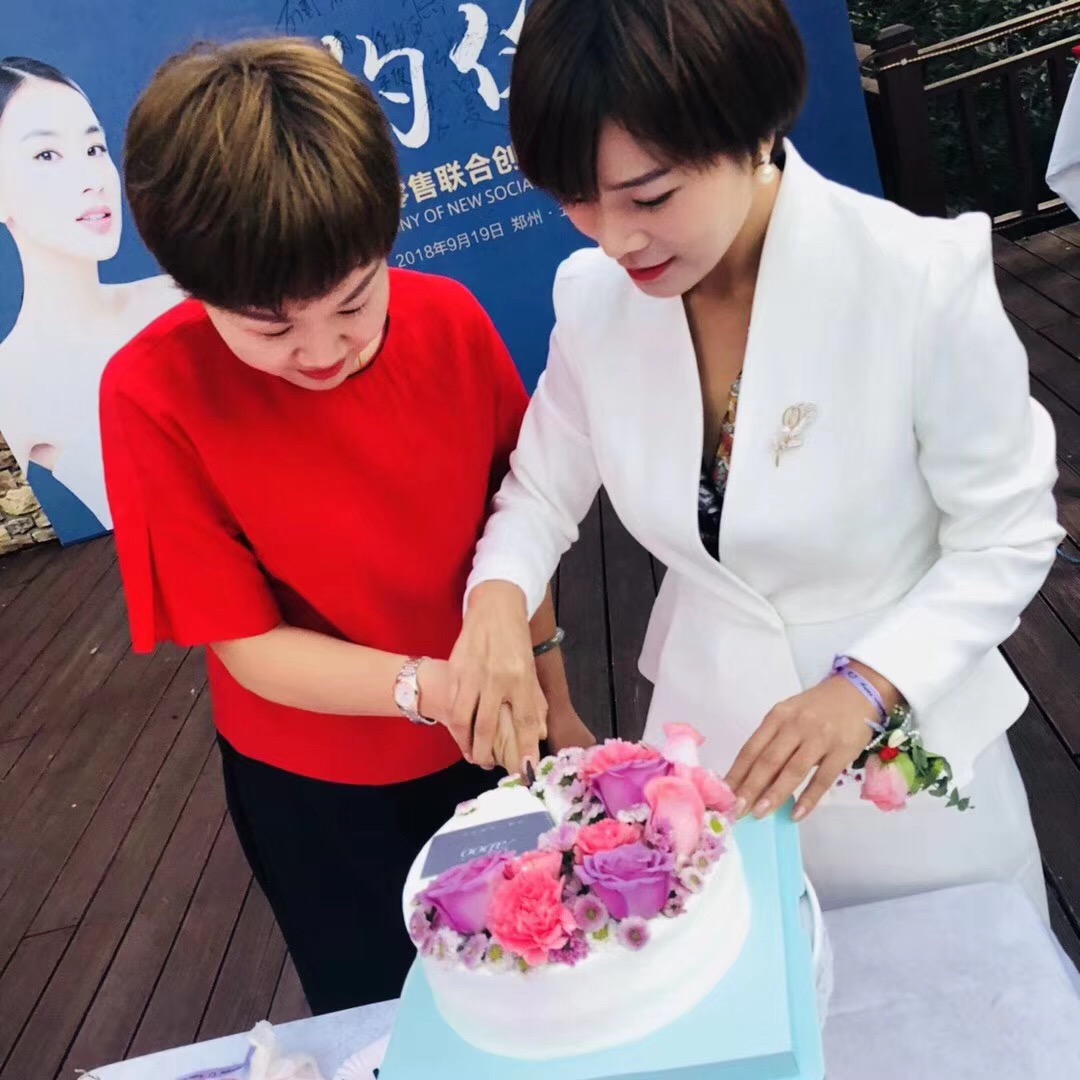 依维意yaboo联合创始人签约仪式—专注女性生殖健康25年