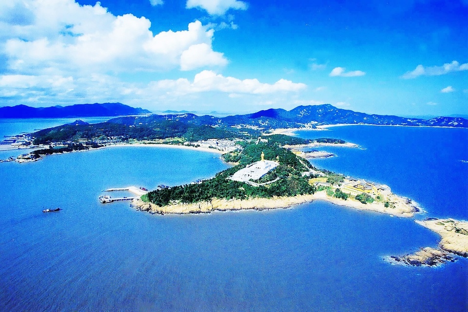 这座看似不起眼的岛屿,这座小岛群山环绕