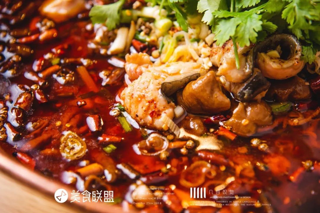 昆明南屏街90㎡小店，用60cm的一大锅装着比头大的“臭味”美食