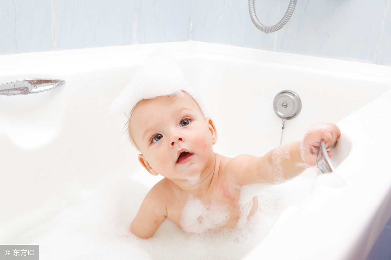 给宝宝洗澡哪个部位先入水,洗澡的时候尽量别碰三个部位