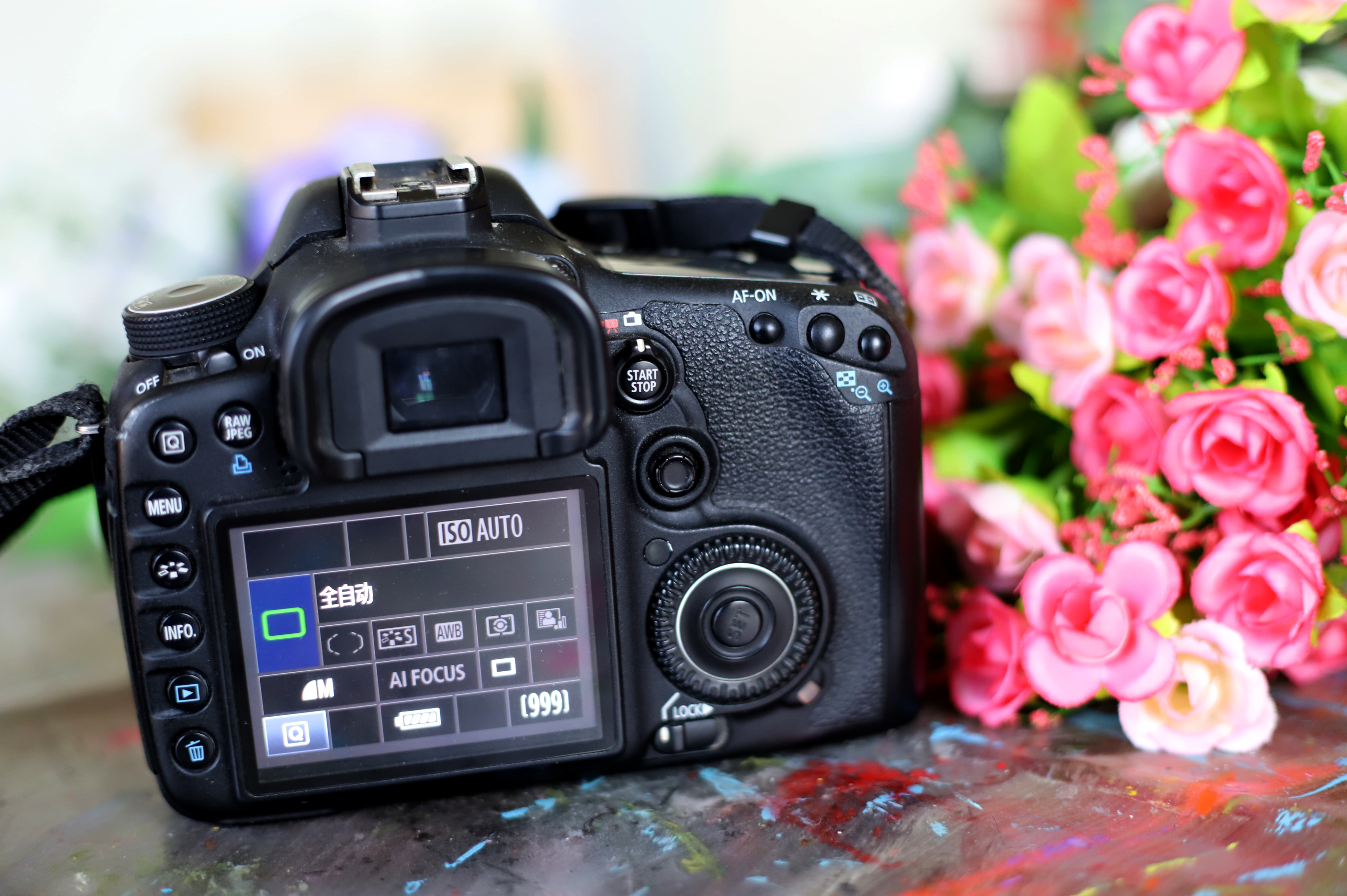 佳能一台拥有双核处理器的单反成为当时中高端数码单反的新标杆