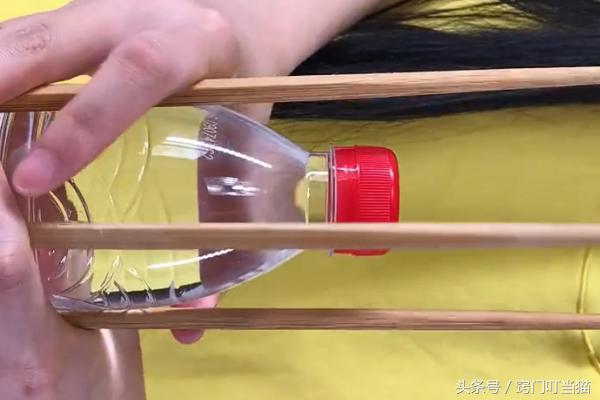 塑料瓶上绑3根筷子，绑一次能用7天，解决了你出门旅游的烦恼！