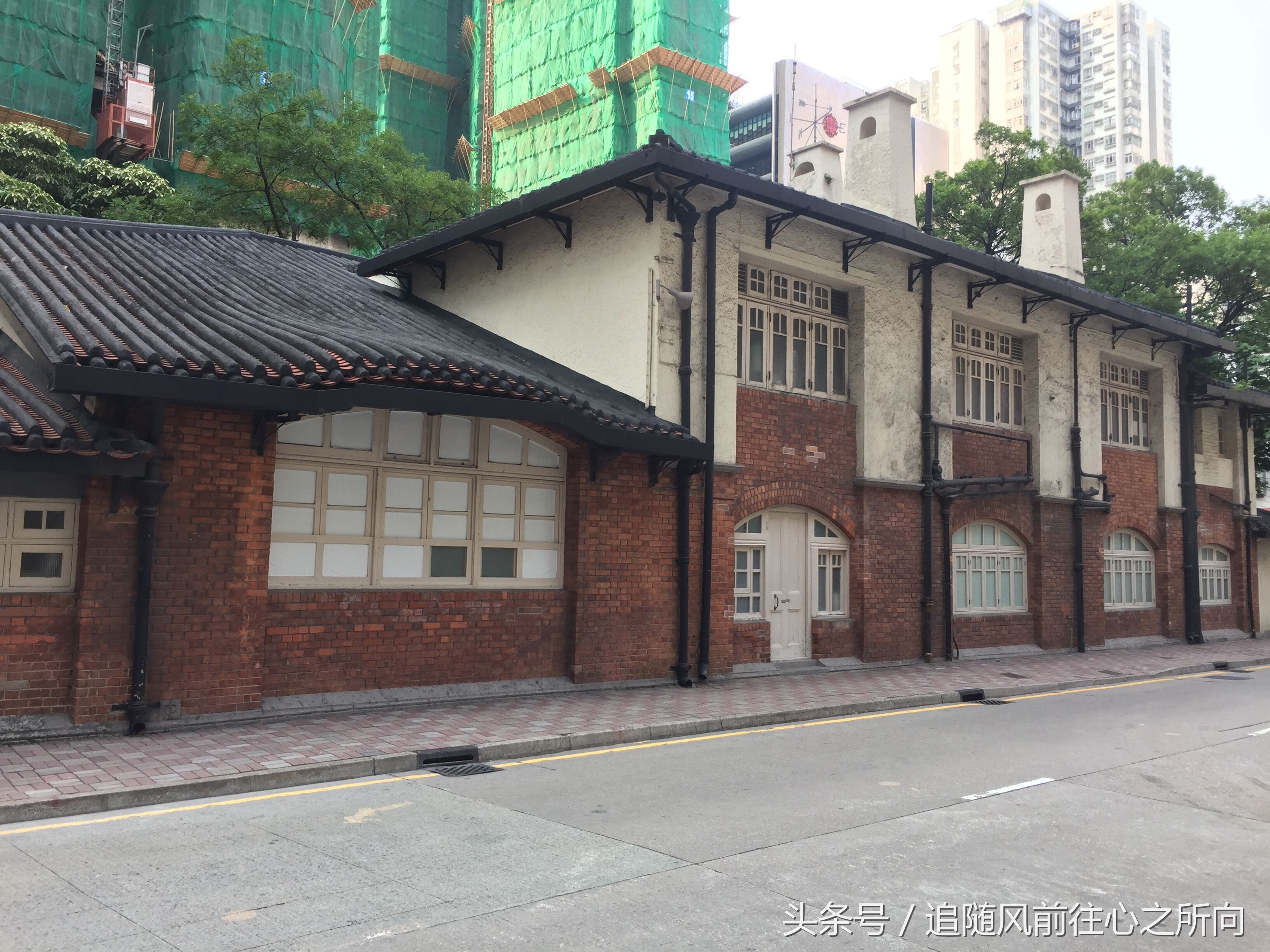 跟团旅游有什么好处和坏处英文,跟团旅游的好坏处