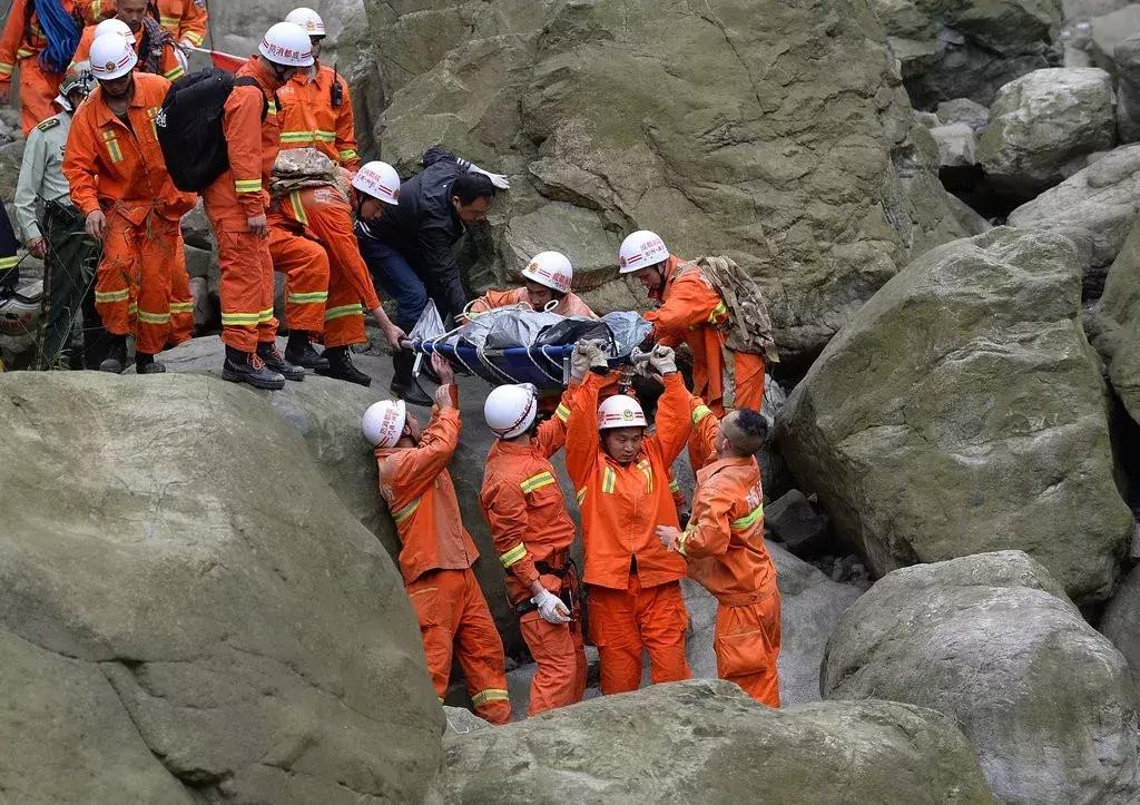 40名驴友迷路深山多方合力救援,驴友被困11小时连夜搜寻成功营救