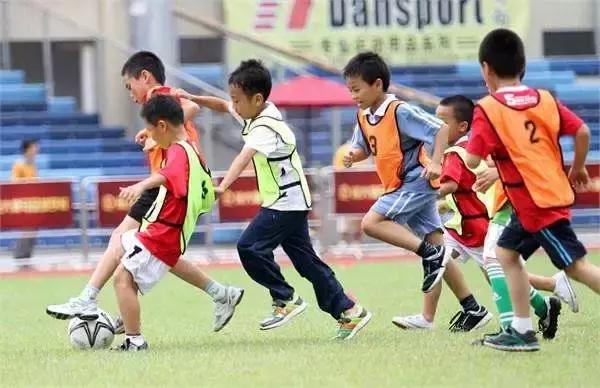 为什么亚洲足球与欧洲差距那么大,为什么国外足球比国足厉害