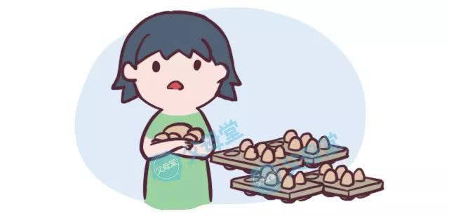 一群孩子吃棒冰,家长给孩子吃棒棒冰