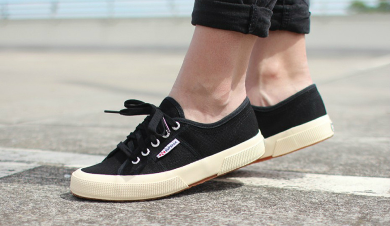 小白鞋小黑鞋视频,适合穿搭的小黑鞋