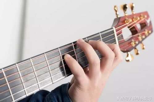 吉他初学者建议靠弦还是不靠弦,吉他5条弦初学入门者必学指法