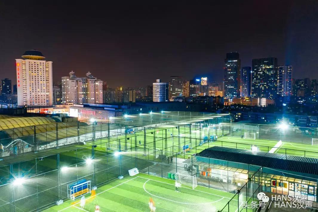 走，一起去武汉奇妙顶楼天台踢球蹦迪撸串