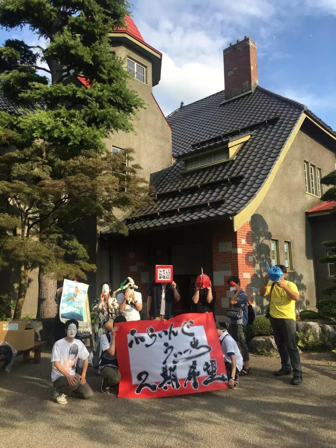 极致黑丝与“地味(じみ)”魔法并存:「飞翔的魔女」