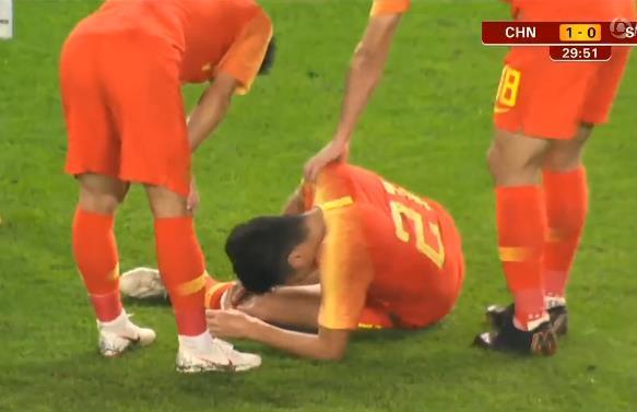 谁说国足不拼?上港大将当“肉盾”被担架抬下场,球迷一脸关切